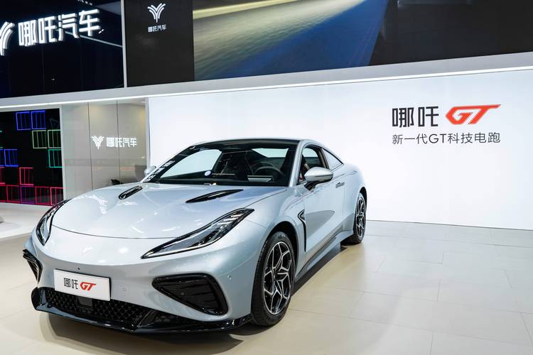 重庆166哪吒汽车在智能汽车领域的表现，领途汽车在新能源汽车市场中的影响力